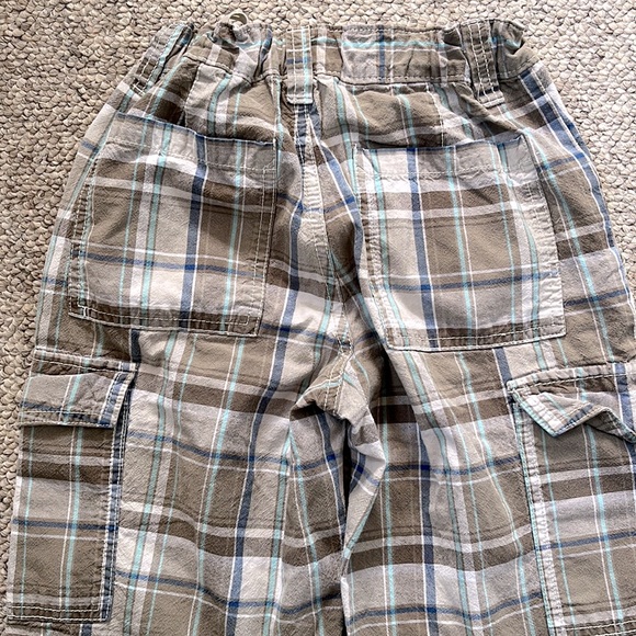 Old Navy Size 8, Boy, plaid cargo short, EUC - Picture 8 of 8